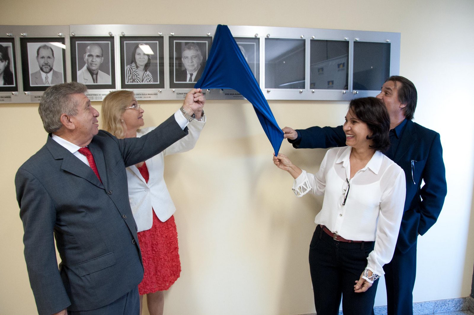 Procurador-Geral de Justiça  e Procuradores fazem aposição da foto da procuradora na Galeria
