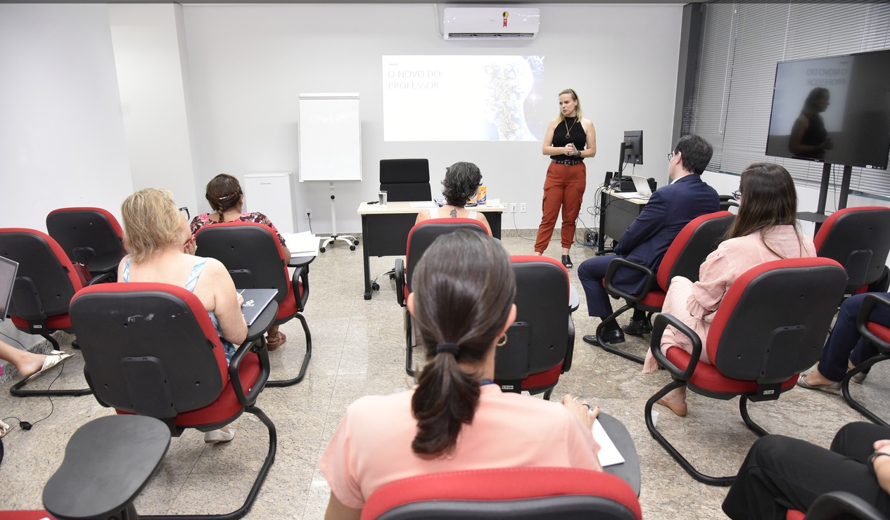 A oficina foi ministrada pela mestra em administração Karin Sell Schneider, que é diretora da empresa de consultoria educacional corporativa Saia Lápis com Tênis Treinamentos Educacionais Eficientes