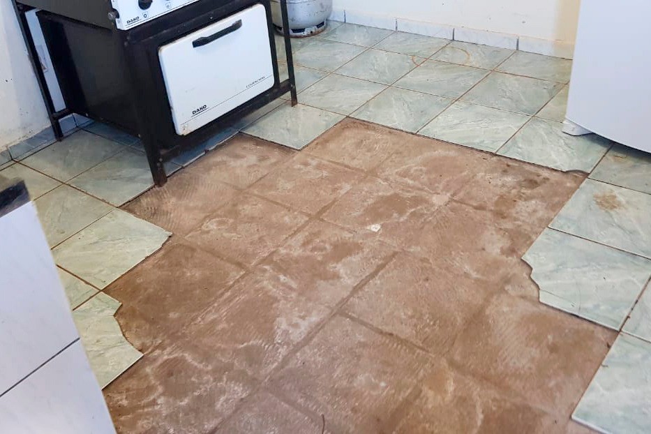 Piso está danificado