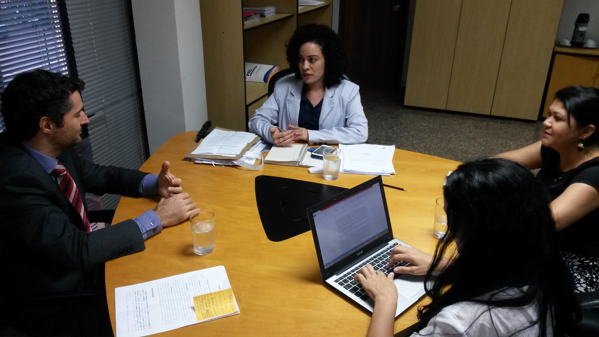 Em reunião, a Secretária de Defesa Social do Estado do Tocantins, Gleidy Braga, o Promotor de Justiça e o coordenador do Centro de Apoio Operacional às Promotorias de Infância e Juventude (Caopij), Sidney Fiori Junior