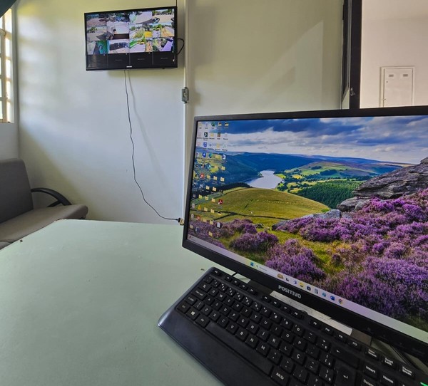 Foi instalada uma sala de controle com videomonitoramento de todo o prédio.