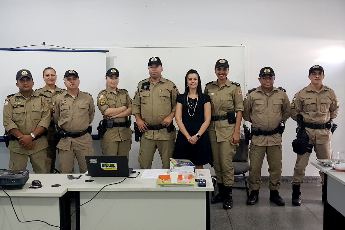 Promotora de Justiça Ana Lúcia Gomes Bernardes entre integrantes da patrulha