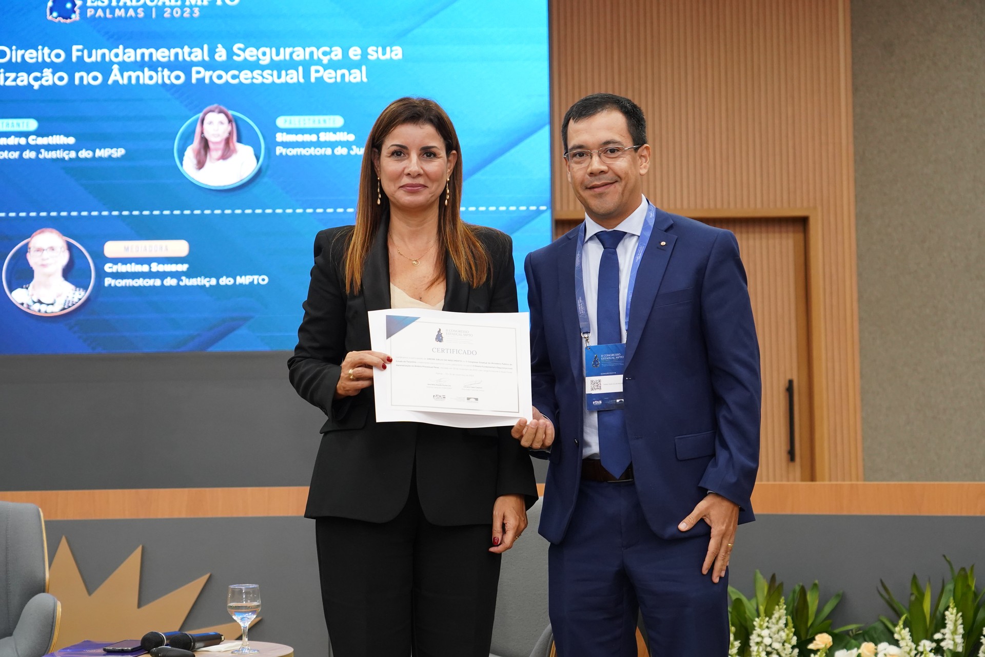 Simone Sibílio recebe certificado de participação no II Congresso Estadual do MPTO