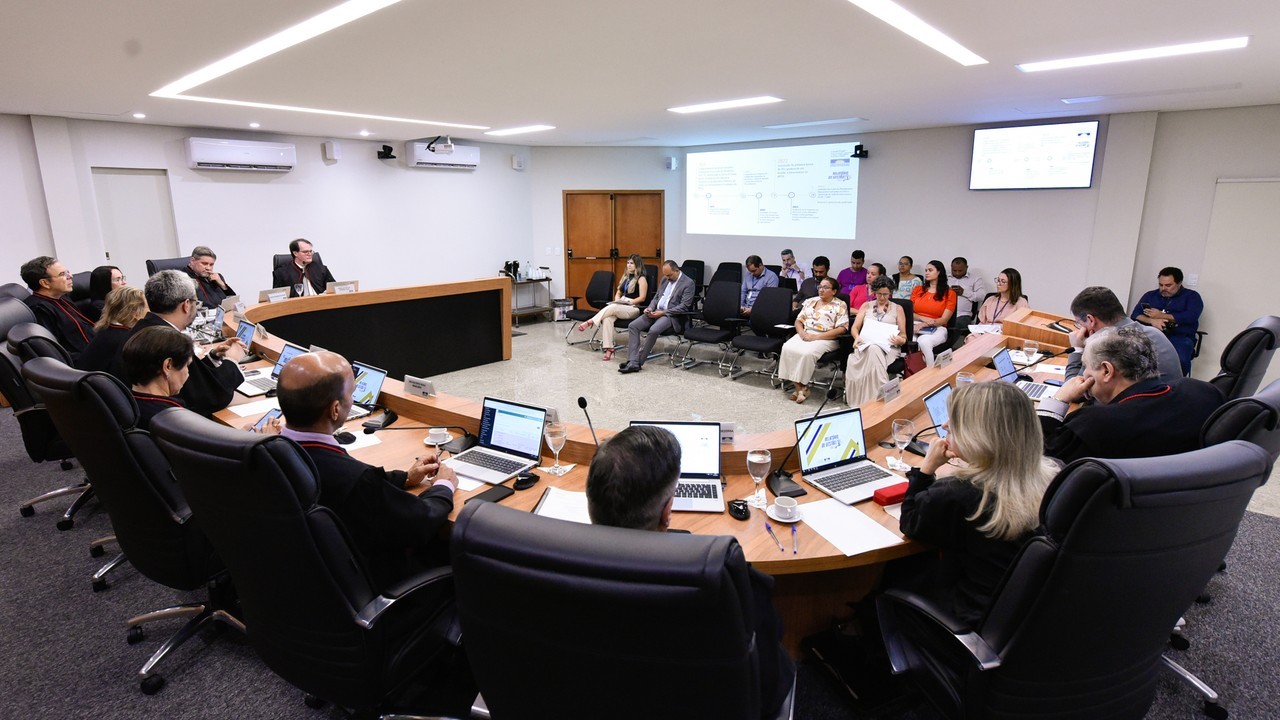 A procuradora de Justiça iniciou sua apresentação mostrando a evolução da Escola ao longo do tempo