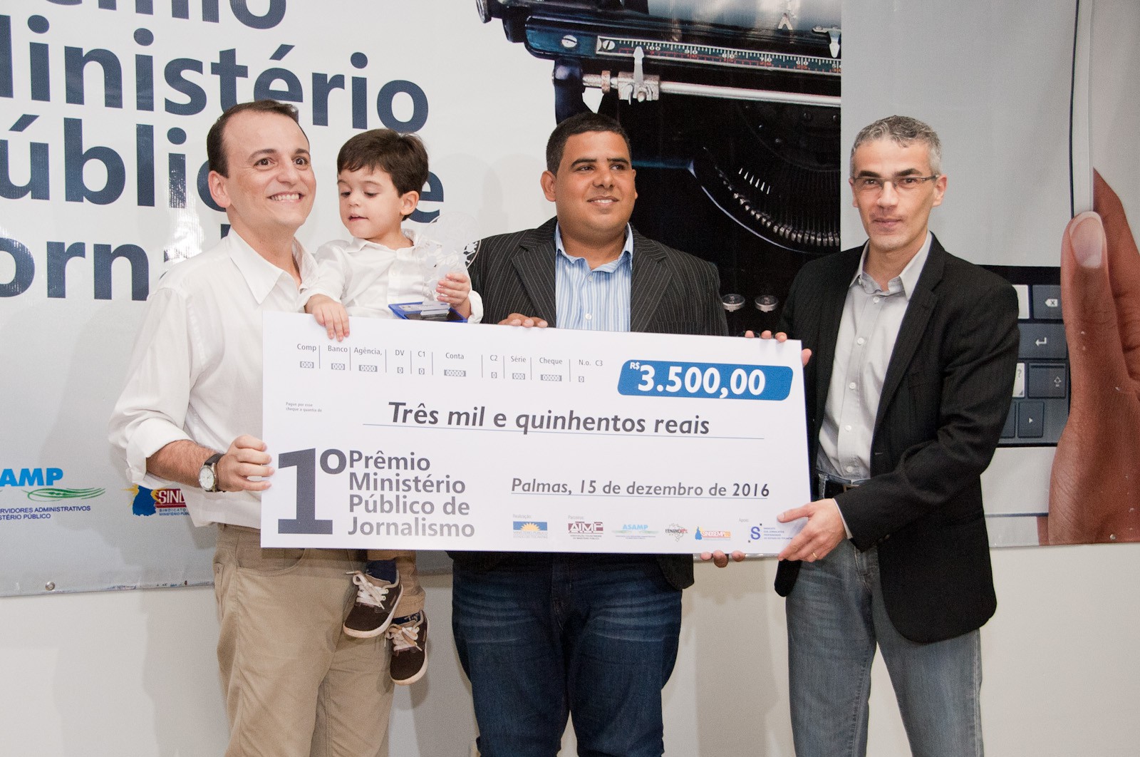 1° e 3° lugares Categoria Telejornalismo: Cassiano Rolim, Adriano Fonseca (produção), Mazim (cinegrafista