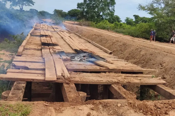 Ponte supostamente queimada no local