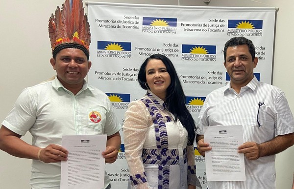 Candidatos a prefeito de Tocantínia, Rogério Xerente e João Machado, com a promotora de Justiça Sterlane de Castro Ferreira