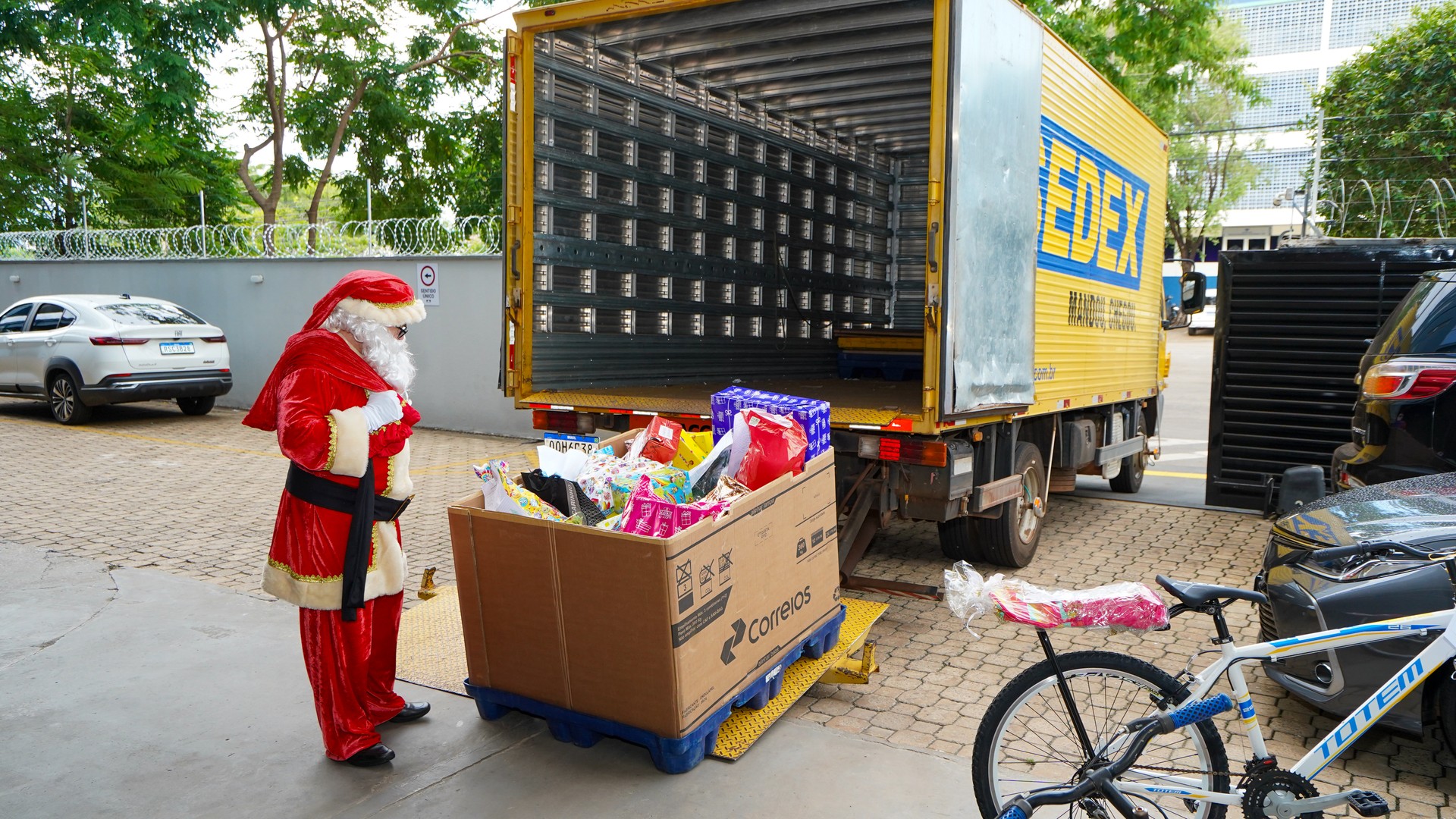 O trenó do Papai Noel dos Correios deixou a sede do MPTO na tarde de 12 de dezembro