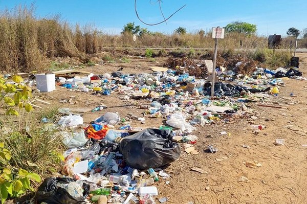 Lixo acumulado a céu aberto na entrada da cidade