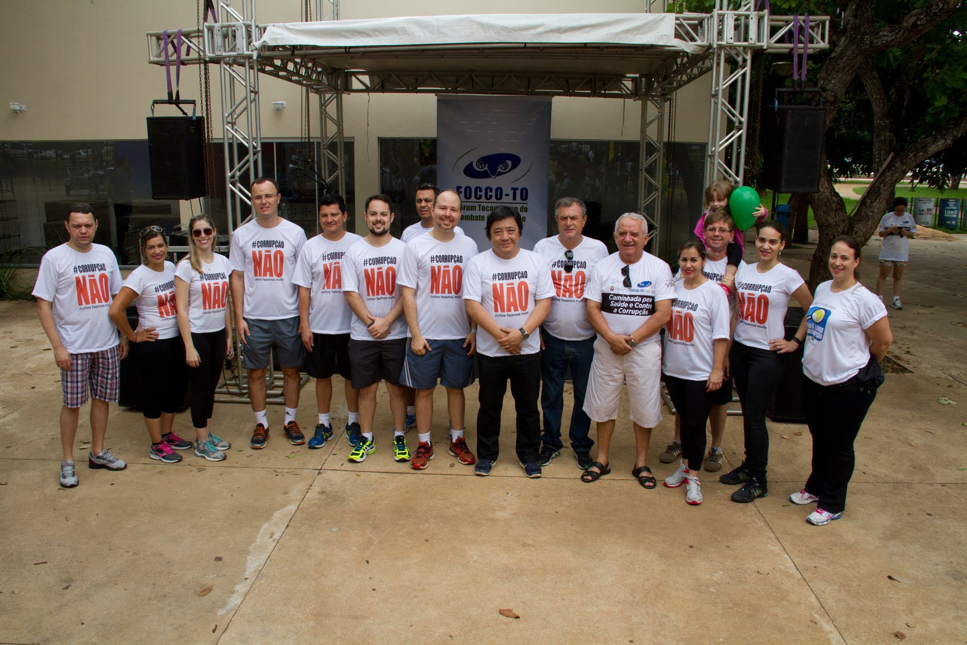 Organizadores posam para foto