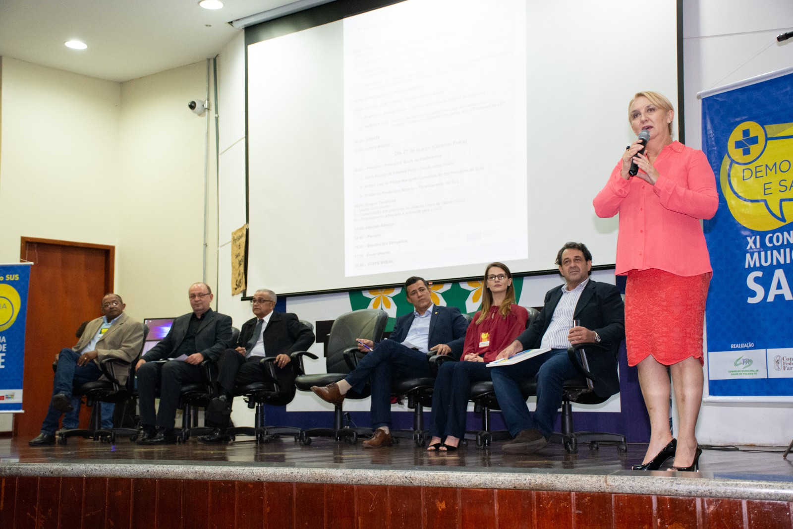 Promotora de Justiça Maria Roseli de Almeida Pery recebebeu dois certificados e uma Moção de aplausos pela defesa do direito à saúde. 