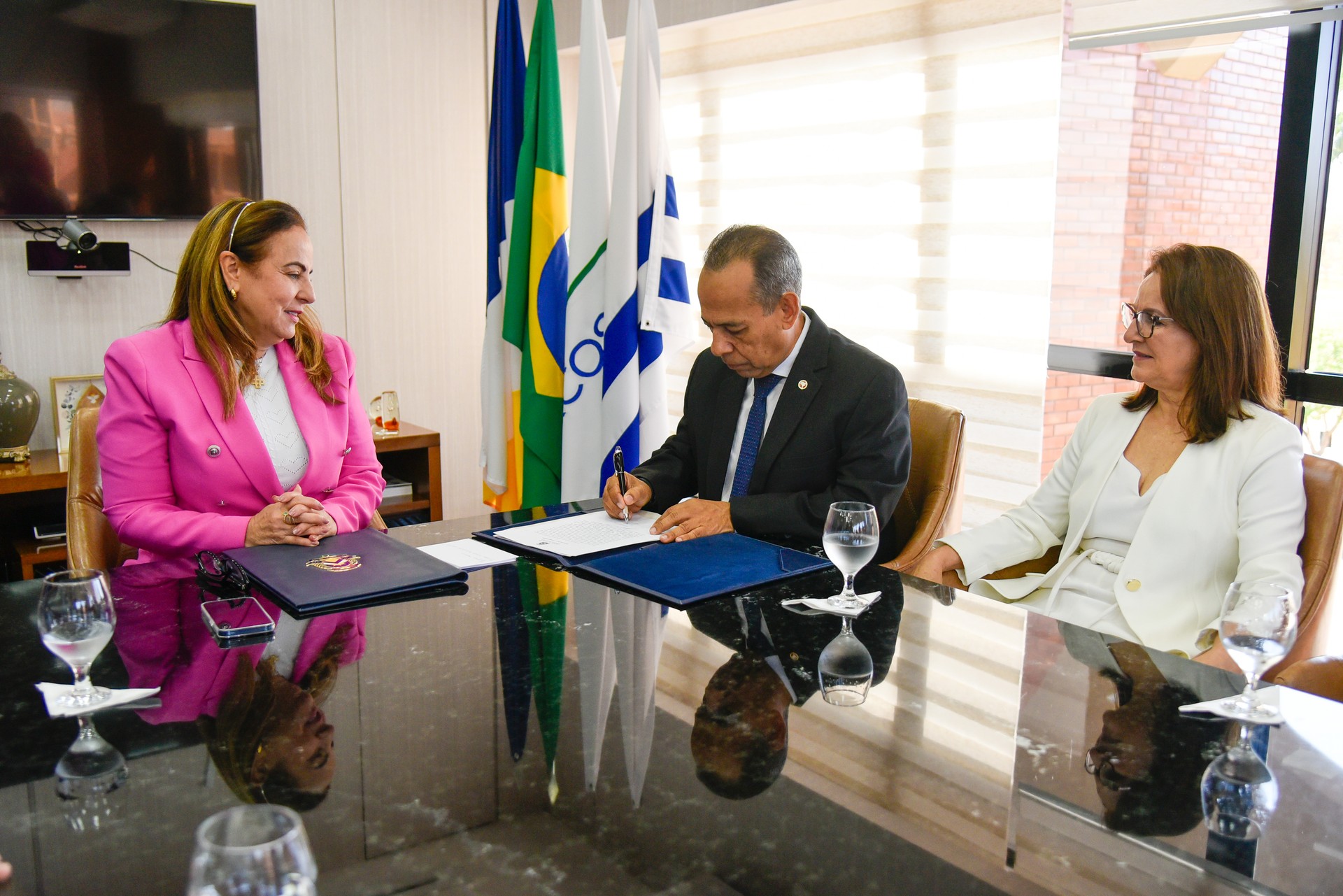 A solenidade ocorreu no gabinete da presidência do TJTO