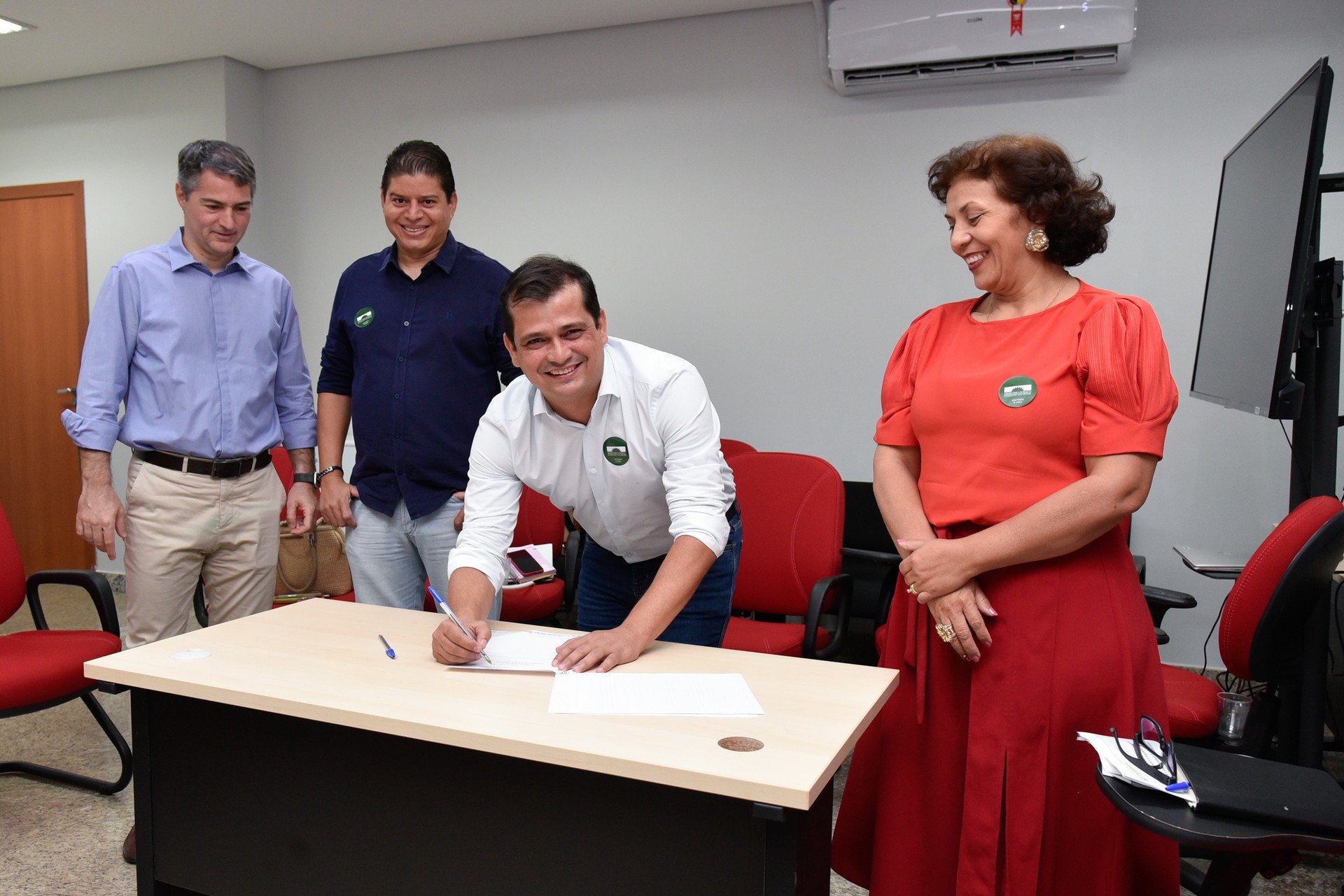 Presidente da ATM, Diogo Borges, assinando termo de adesão