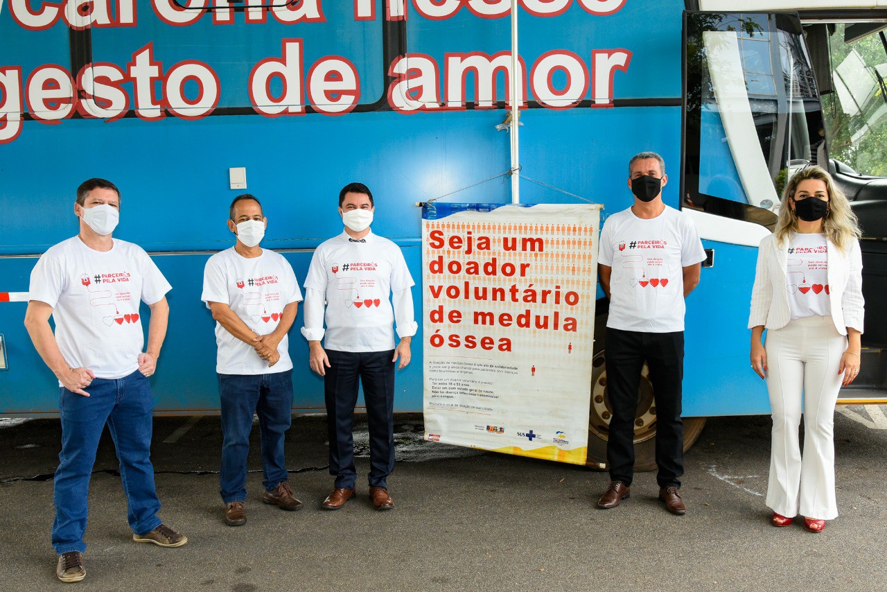 Parceiros em frente à unidade móvel do Hemocentro