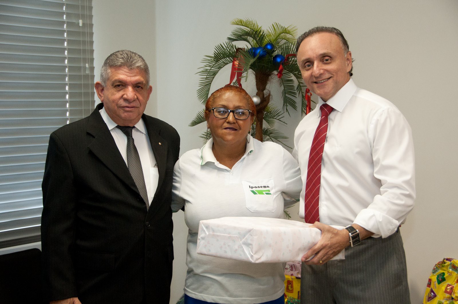 Dona Maria Alice posa para a foto com o PGJ e o chefe de Gabinete