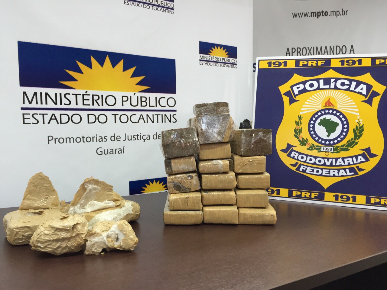Foram apreendidos mais de 15 kg de droga com os acusados