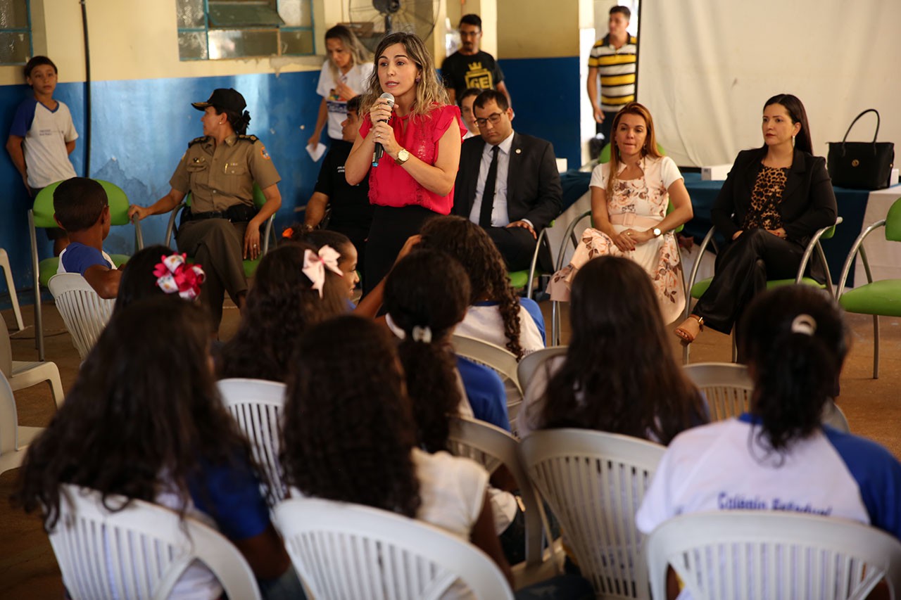 Promotora de Justiça Renata Rampanelli Cisi minsitra palestra em escola pública