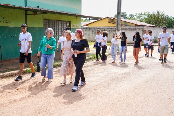 Procuradora de Justiça, Professores e alunos caminham pelas ruas do bairro