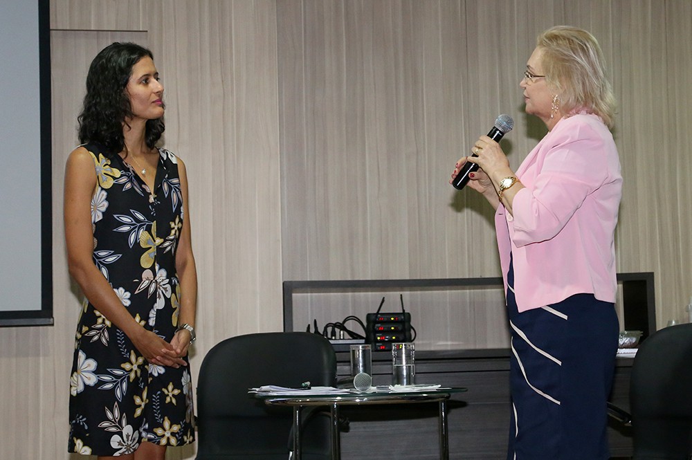 Procuradora de Justiça mediou palestra da defensora Téssia Gomes Carneiro