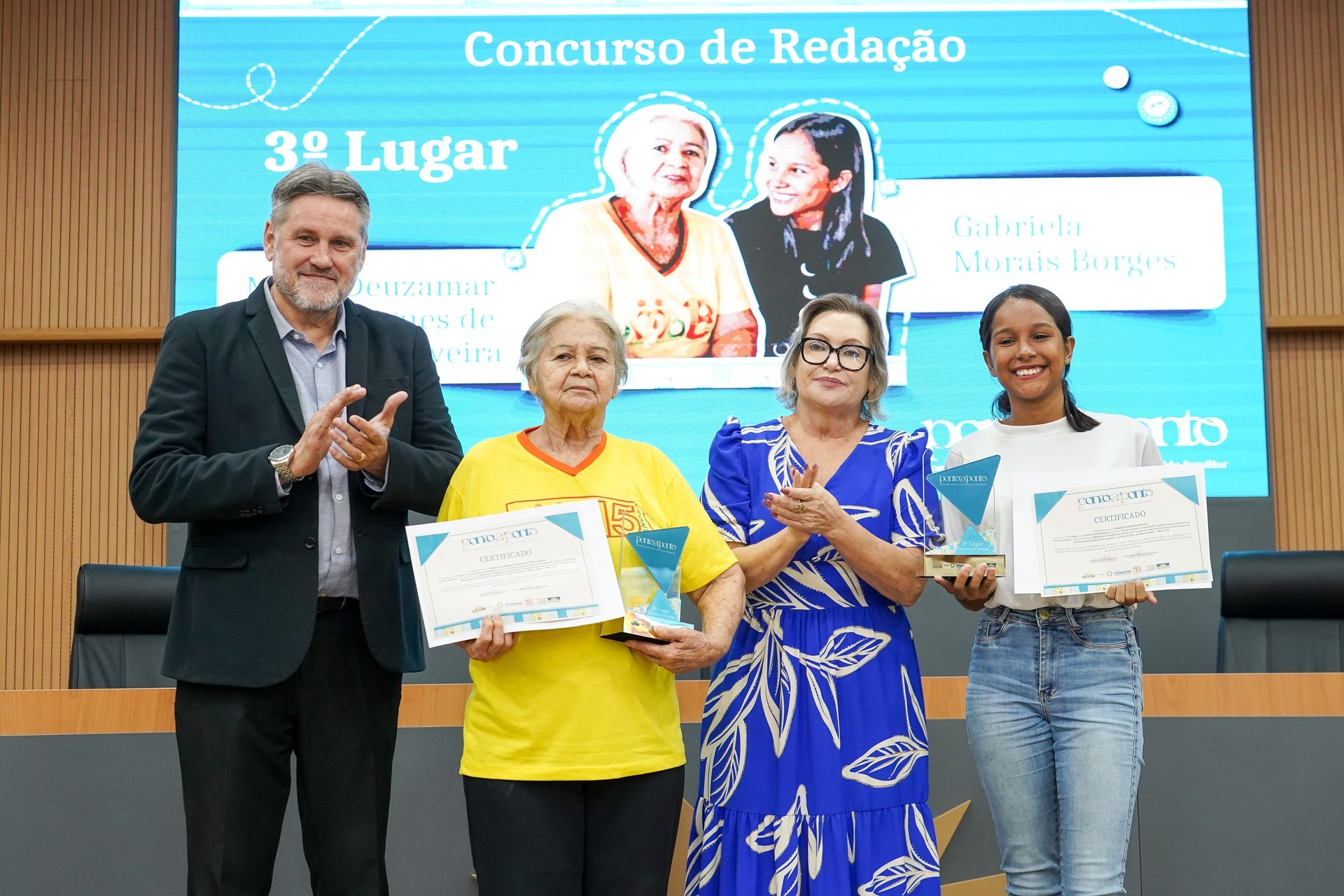 Vencedores no terceiro lugar no concurso de redação.