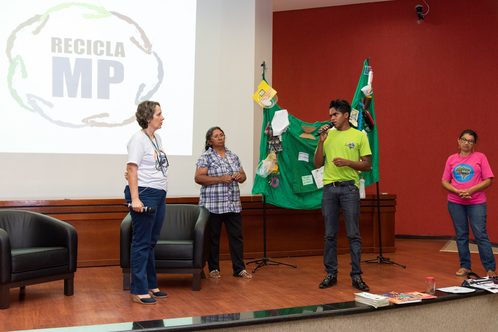 representantes de cooperativa de catadores participaram do evento