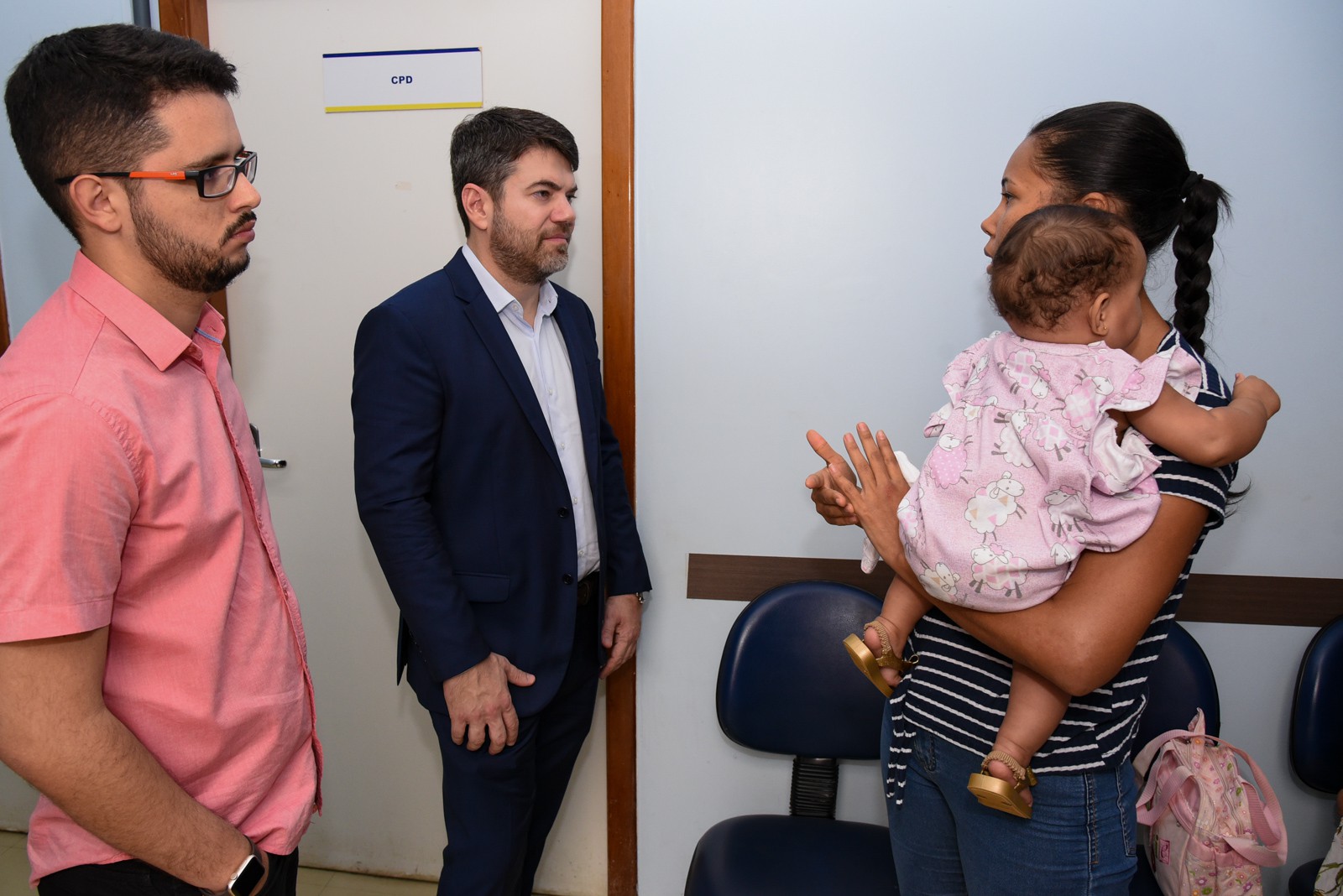 Durante vistoria promotor de Justiça conversa com pacientes e profissionais de saúde