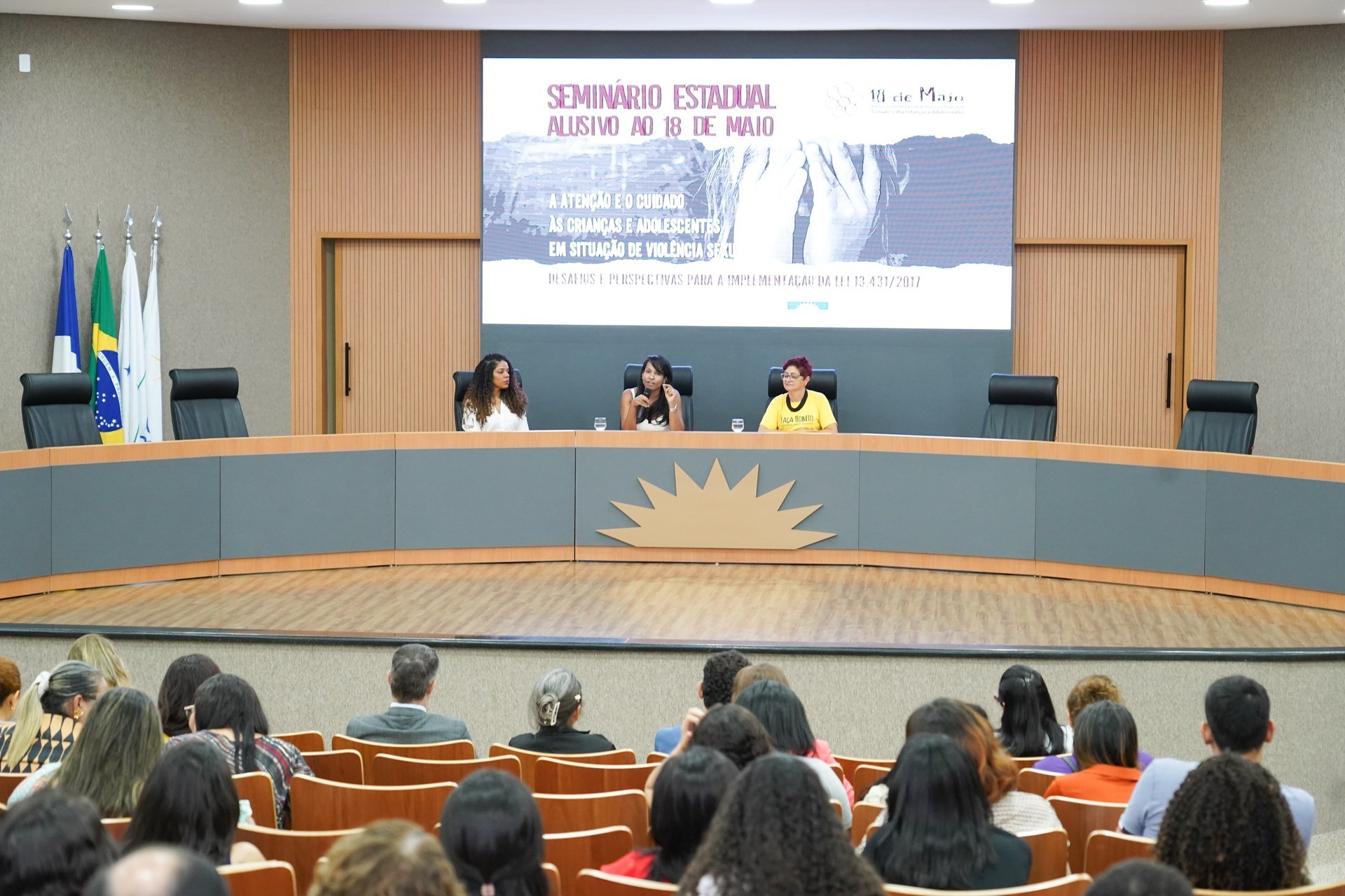 Uma mesa-redonda debateu como a rede de proteção atende crianças e adolescentes em situação de violência sexual.