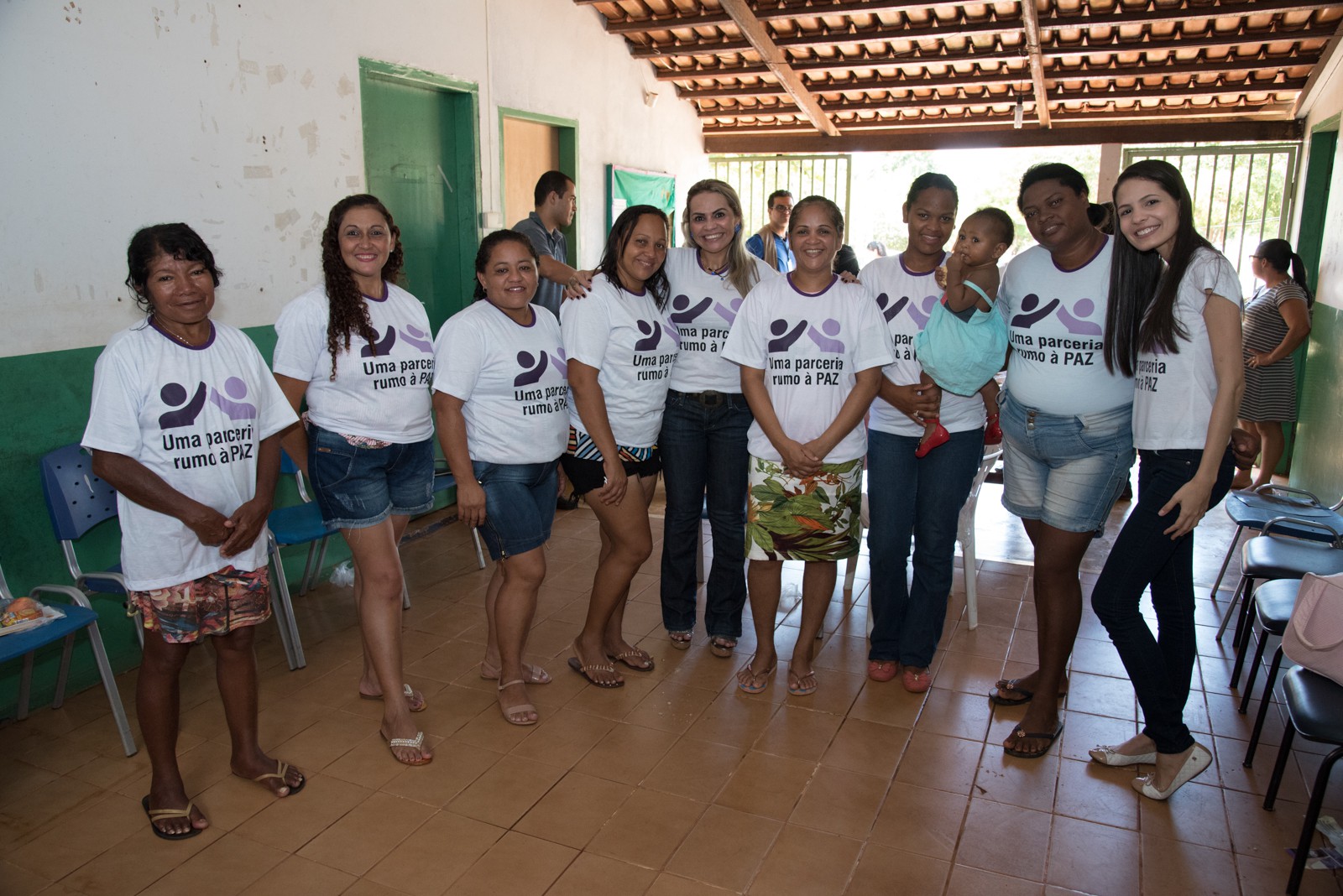 Grupo posa com camisetas do projeto no Cras de Buritirana