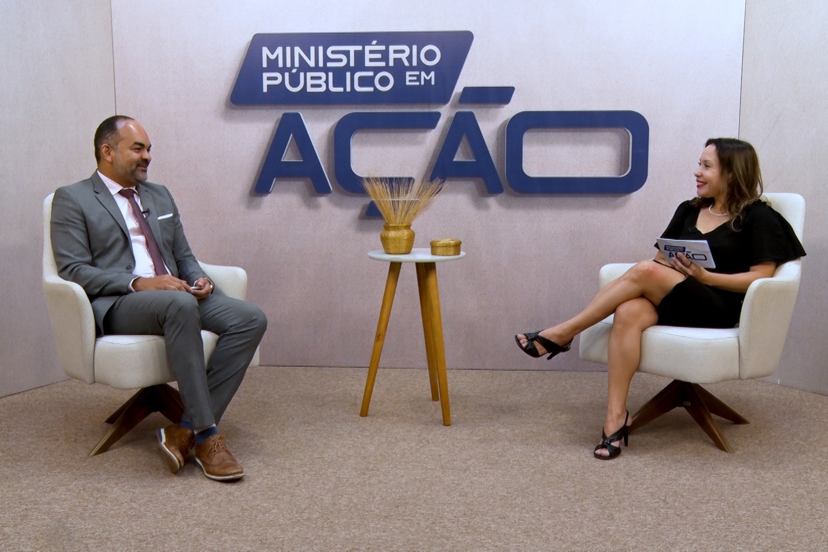 Promotor de Justiça Celsimar Custódio é entrevistado pela promotora de Justiça Isabelle Figueiredo
