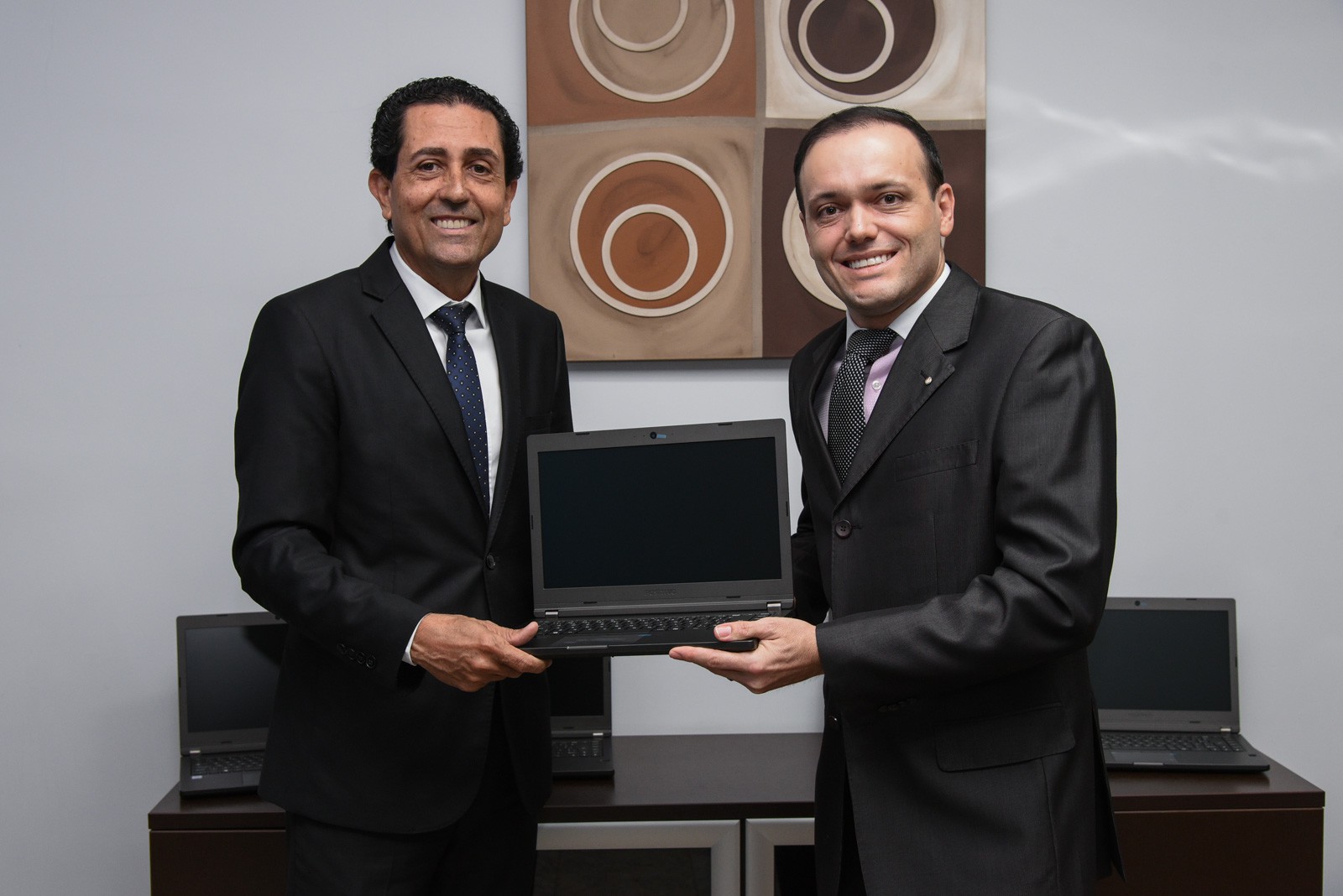 Luiz Antônio Francisco Pinto recebe equipamento
