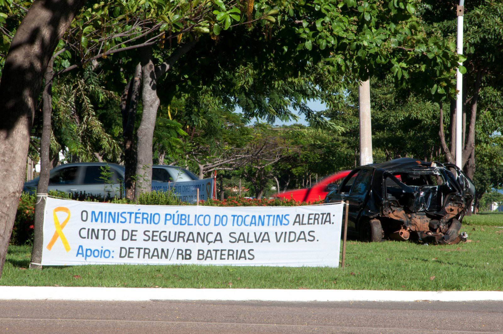 Conscientização via faixas educativas e exposição de veículos