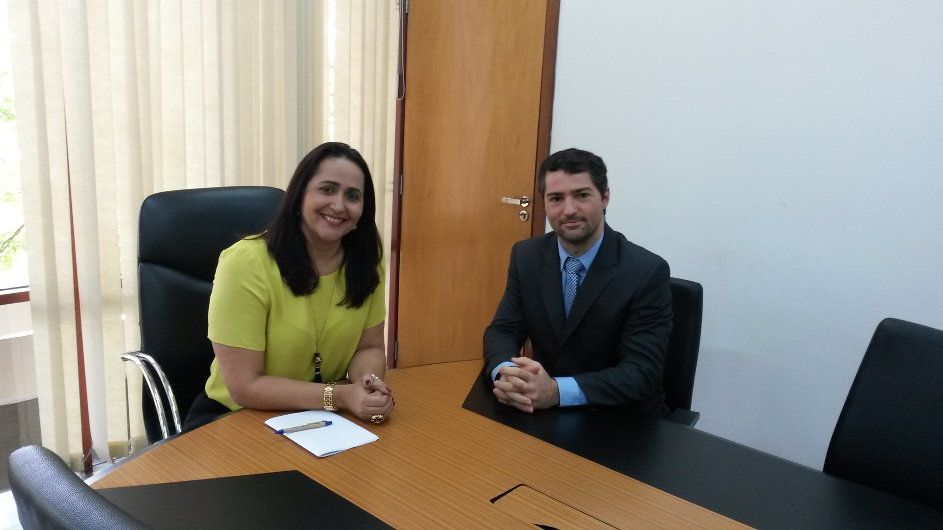 Promotor Sidney Fiori  e Secretária de Assistência Social Patrícia Rodrigues do Amaral discutem formas de implementar  programa de medidas socioeducativas em meio aberto 