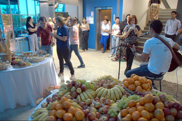 Mesa farta de alimentos saudáveis