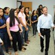 Servidor apresenta setor aos estudantes