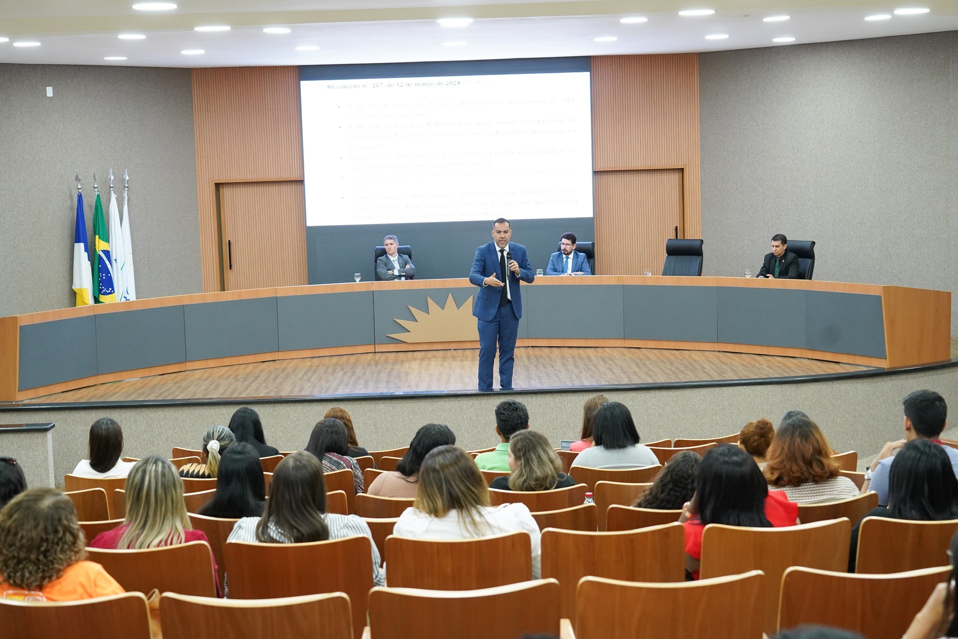 No período da tarde, outra mesa-redonda, mediada pelo promotor de Justiça Sidney Fiore, reuniu representantes do Sistema de Justiça