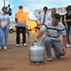 Servidor aprende técnica para deter fogo em botijão de gás