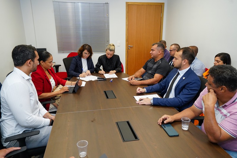 Promotoras Kátia Gallieta e Flávia Cunha assinam documento oficializando celebração de TAC