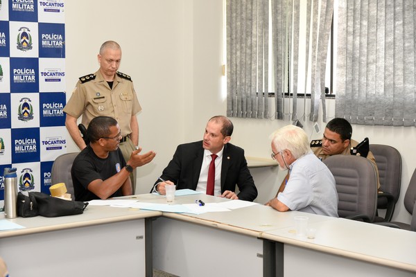 Promotor debatendo com representantes da comunidade no Grupo de Trabalho