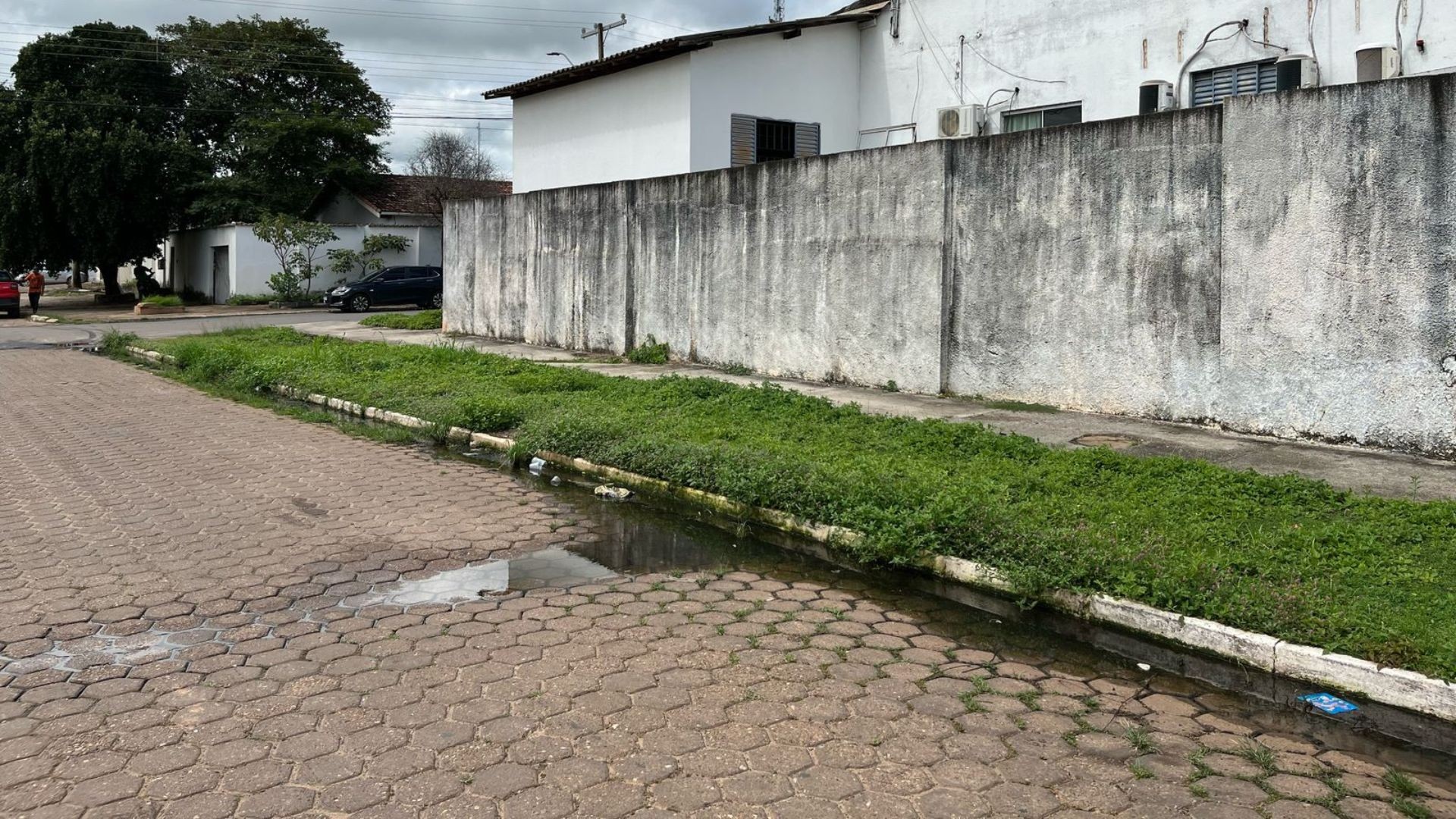 Flagrante do esgoto jogado na rua