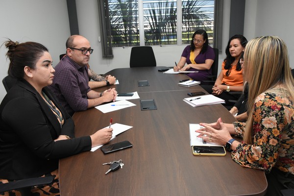 Participaram da reunião o promotor de Justiça Benedicto Guedes e representantes das secretarias de Estado da Educação e da Fazenda