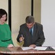 Rachel Dodge ao lado de Clenan Renaut na assinatura do termo de adesão ao Sinalid
