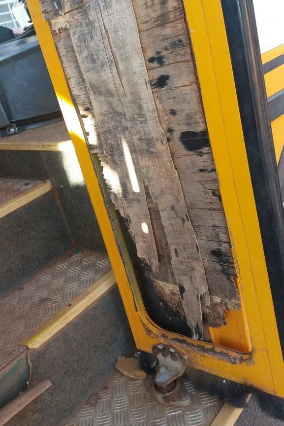 Porta de entrada de ônibus escolar