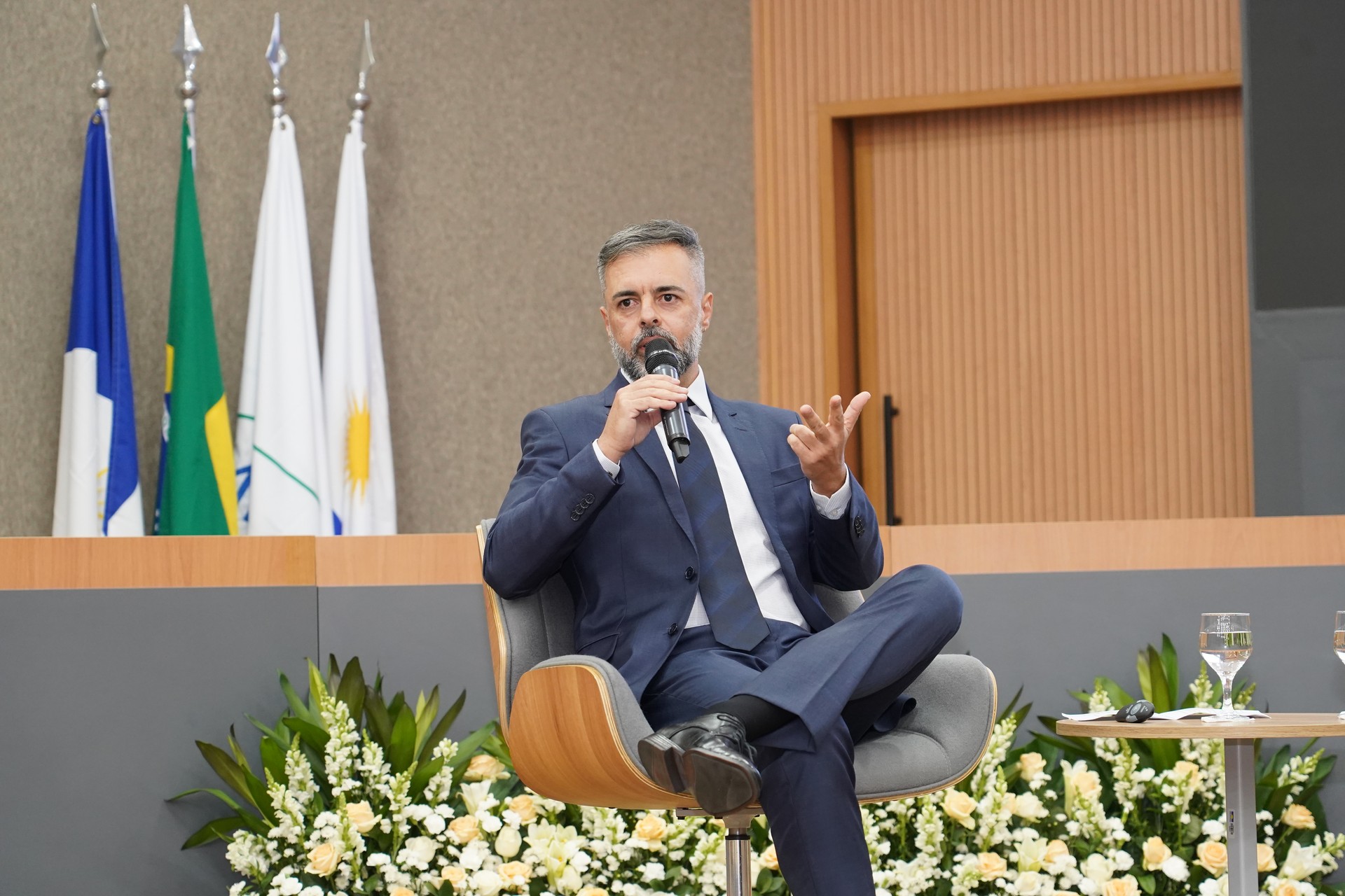 Também dividindo espaço no mesmo painel, esteve presente o promotor de Justiça de São Paulo Alexandre Castilho