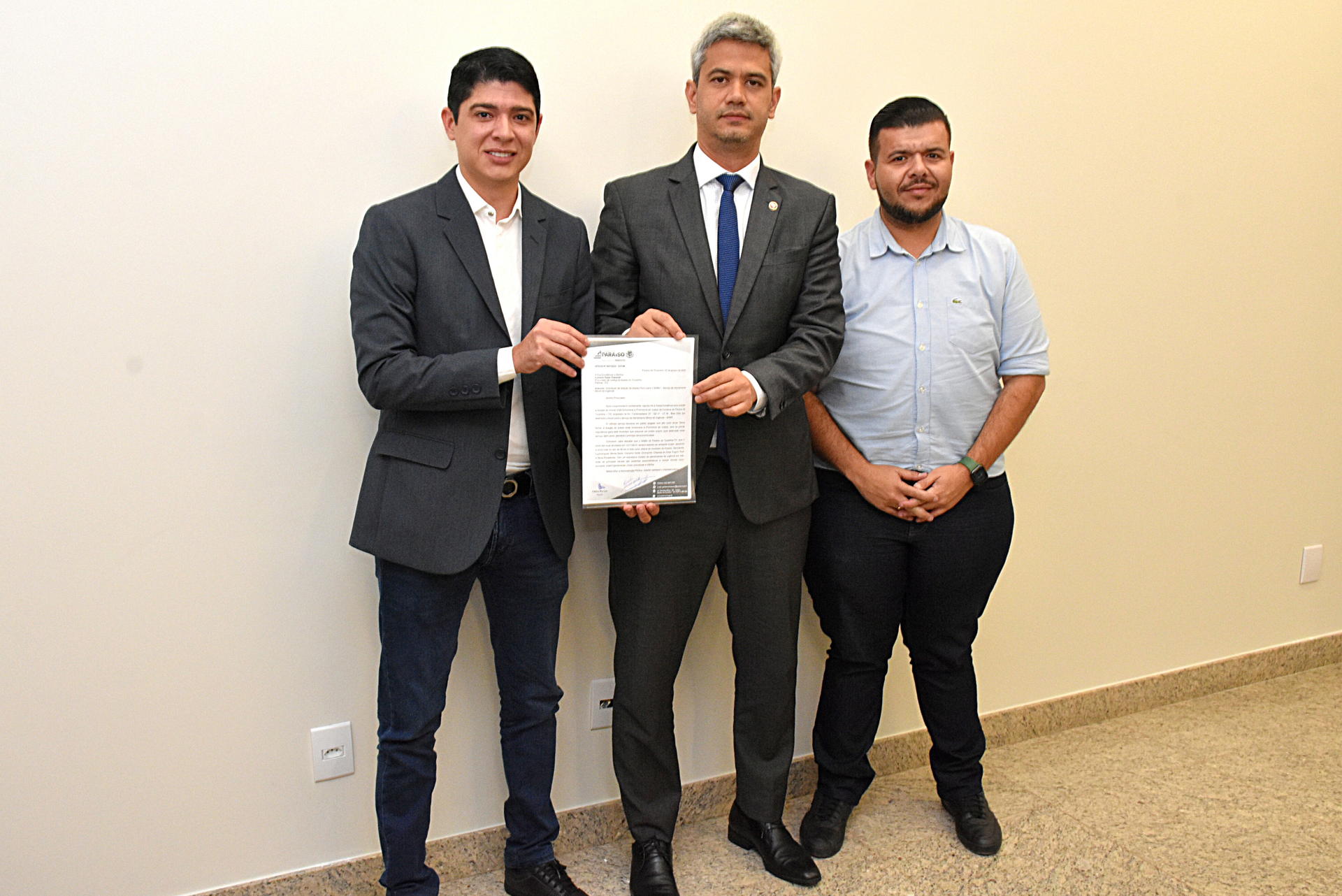 Prefeito entrega ofício ao PGJ formalizando o início das tratativas para doação