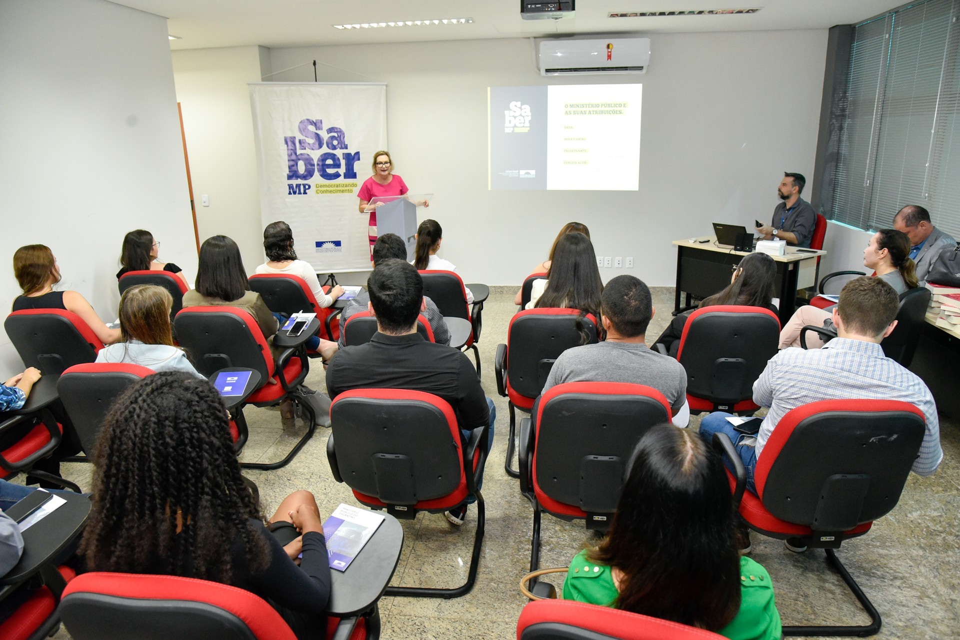 Diretora-geral do Cesaf/ESMP, procuradora de Justiça Vera Nilva Álvares Rocha Lira, recepcionou os estudantes