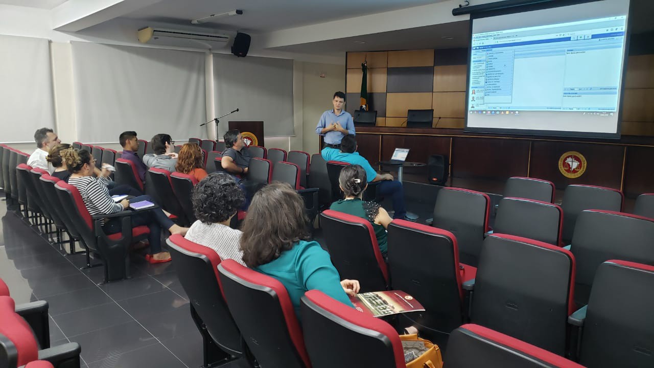 Rayson Silva durante palestra na sede do MPRR