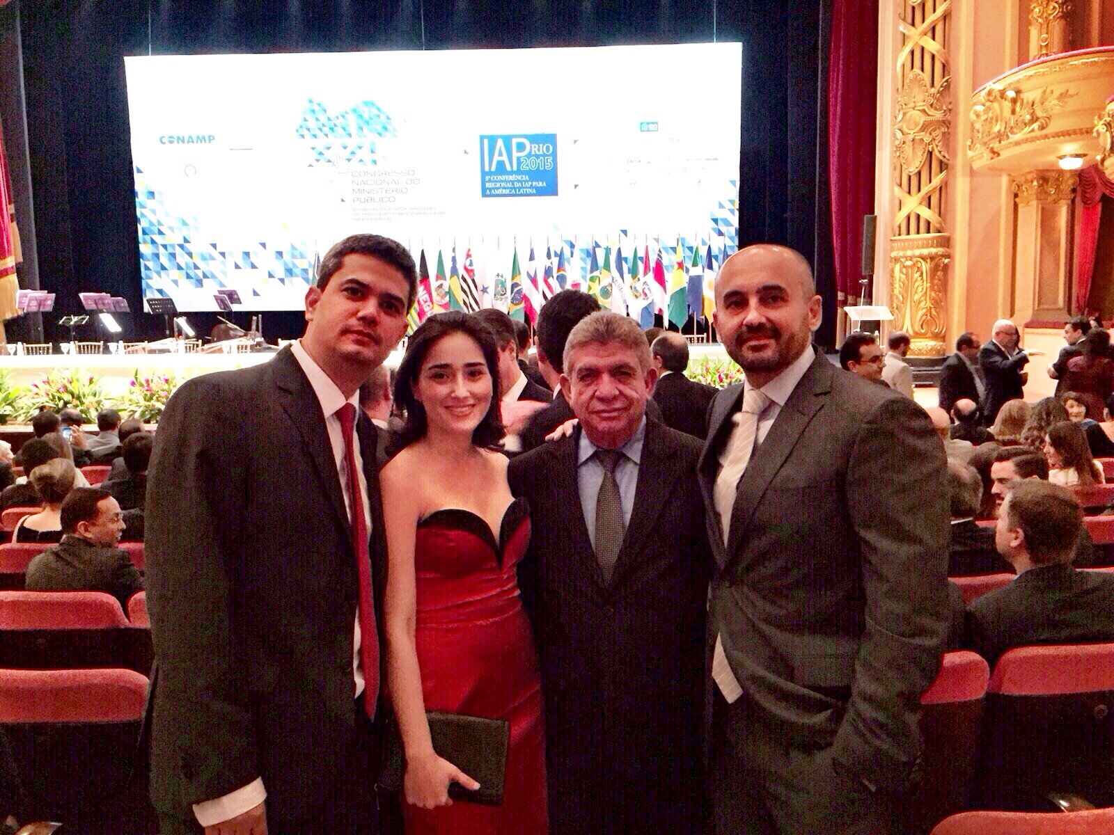 A abertura aconteceu no Teatro Municipal