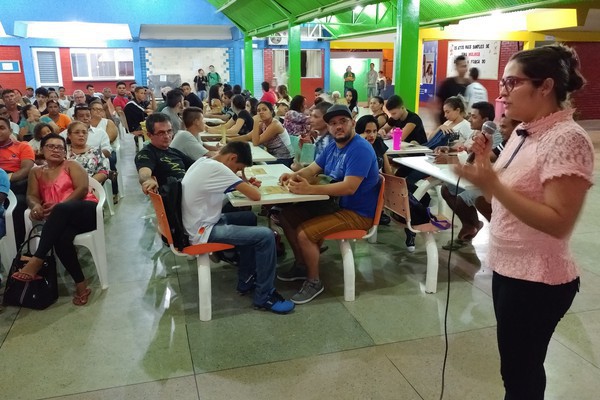 Promotora de Justiça durante palestra em escola de Palmas