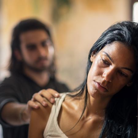  O abuso pode vir mascarado de cuidado Imagem: Getty Images