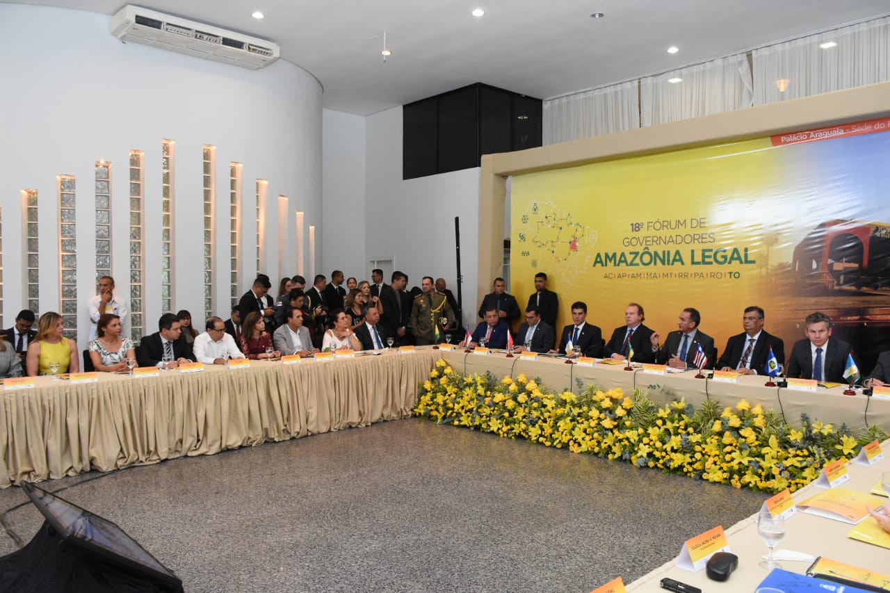 Governadores estão ao centro da mesa